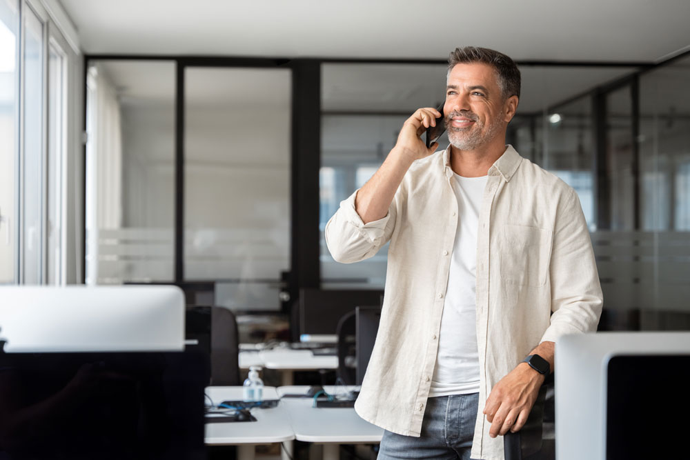 Consultant giving a tailored software recommendation by phone